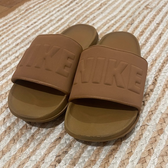 Nike Tan Slide Sandals - Picture 3 of 5